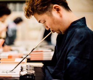 浦上秀樹(うらかみひでき)のプロフィールは？文字アート作品の値段や個展も調査！