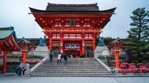 伏見稲荷大社の初詣2023の混雑予想と空いてる時間帯は?屋台やお守りも調査